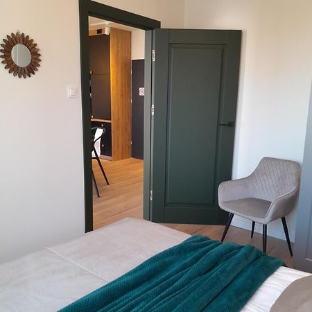 Malachite Green Apartment กรูจอนตส์ ภายนอก รูปภาพ